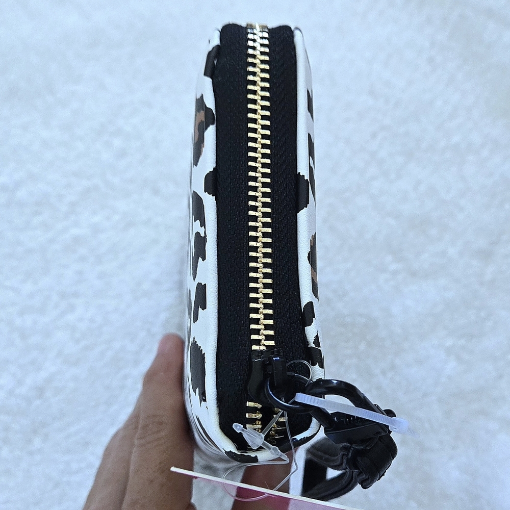 Betsey Johnson Leopard🐆 Hearts❤️ XO Zip Around Wristlet - NWT - Picture 4 of 15